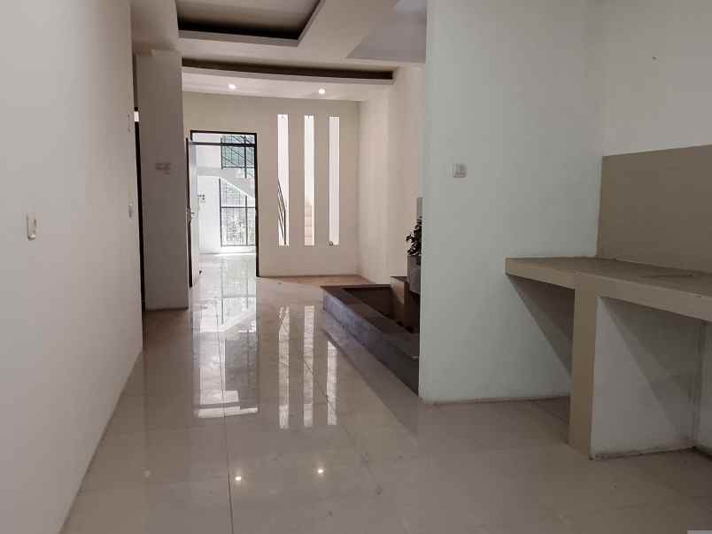 disewakan rumah jl cihanjuang mainroad