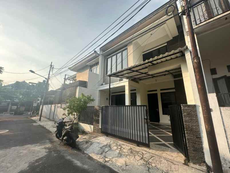 Rumah 2 Lantai Strategis Dalam Komplek Di Pondok Bambujaktim
