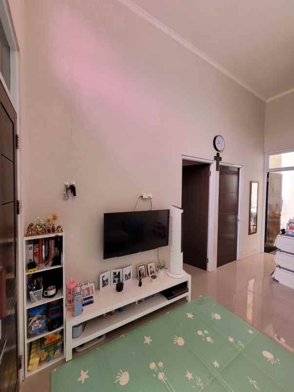 over kredit 65jt rumah cantik siap huni di sawangan