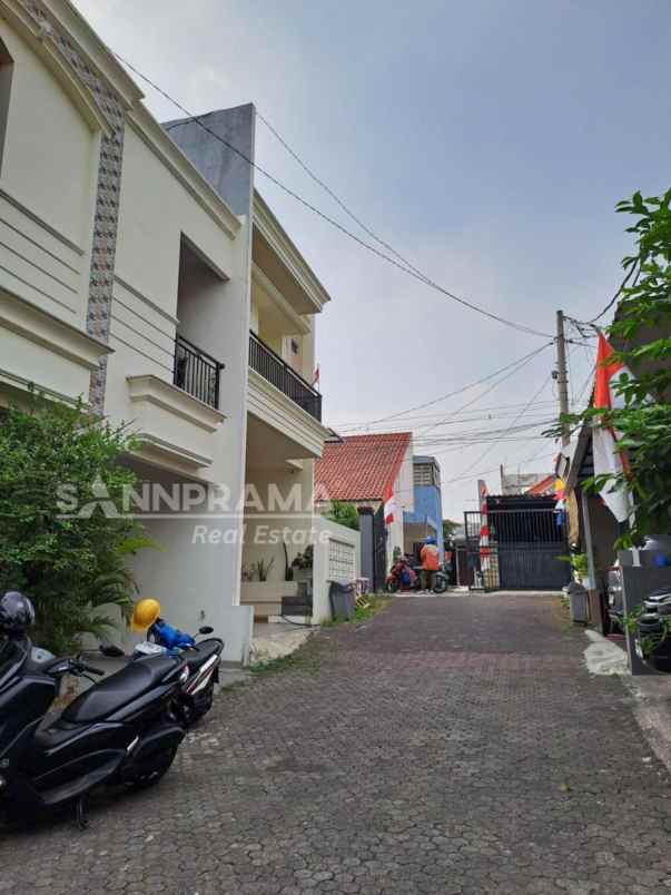 rumah 2 lantai ciganjur di dalam cluster fry