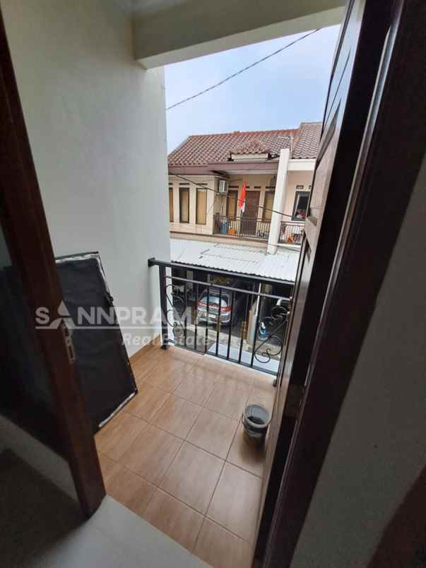 rumah 2 lantai ciganjur di dalam cluster fry