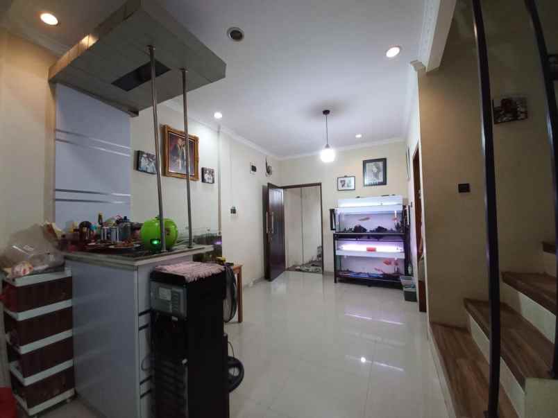 rumah 2 lantai furnished di kedaung ciputat