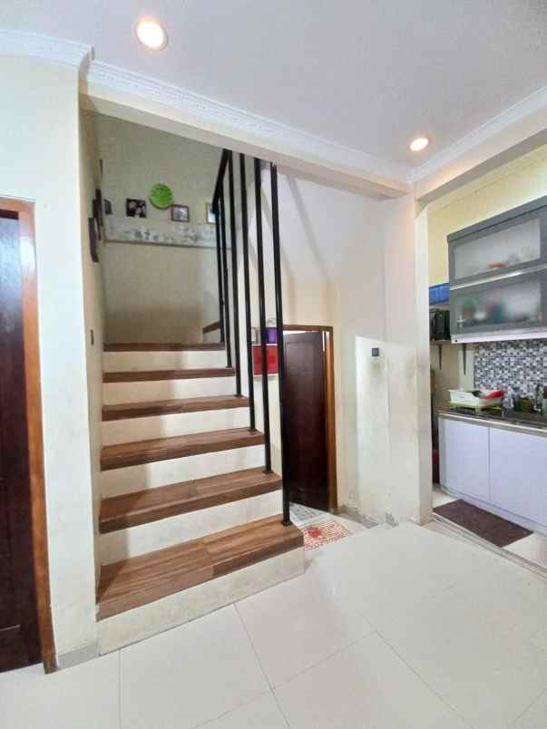 rumah 2 lantai furnished di kedaung ciputat