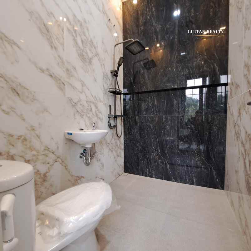 rumah 3 lantai dalam komplek dekat kampus istn