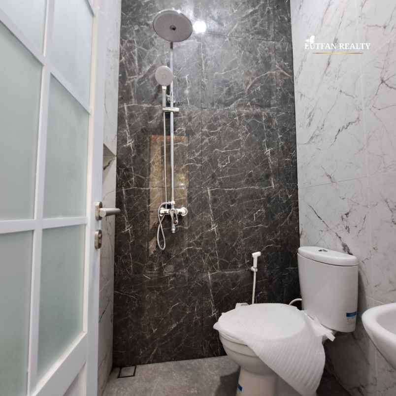 rumah 3 lantai dalam komplek dekat kampus istn