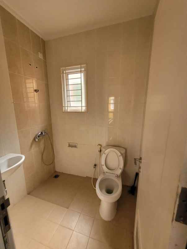 rumah 3 lantai di cluster omaha village gading serpong