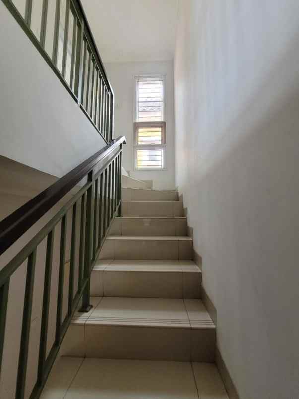 rumah 3 lantai di cluster omaha village gading serpong