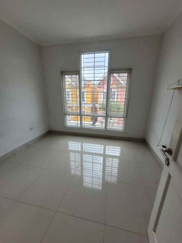 rumah 3 lantai di cluster omaha village gading serpong