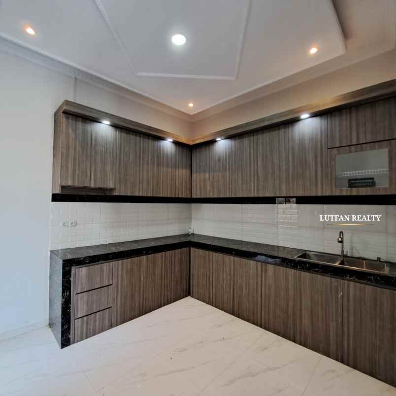 rumah 3 lantai jagakarsa dekat stasiun