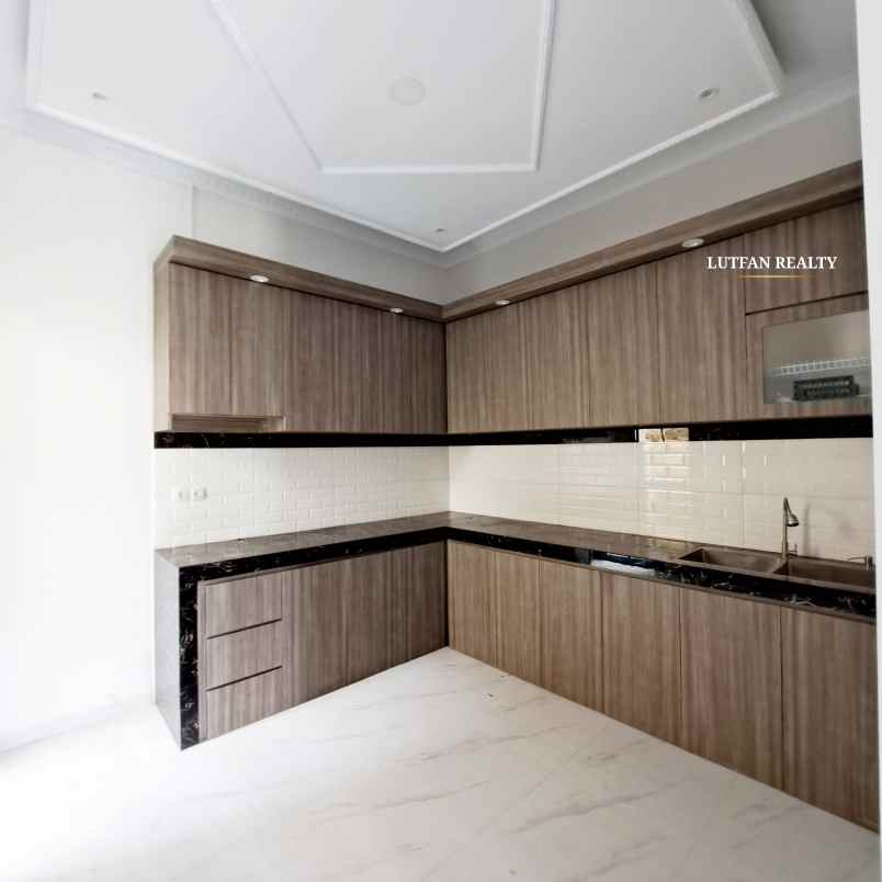 rumah 3 lantai jagakarsa dekat stasiun