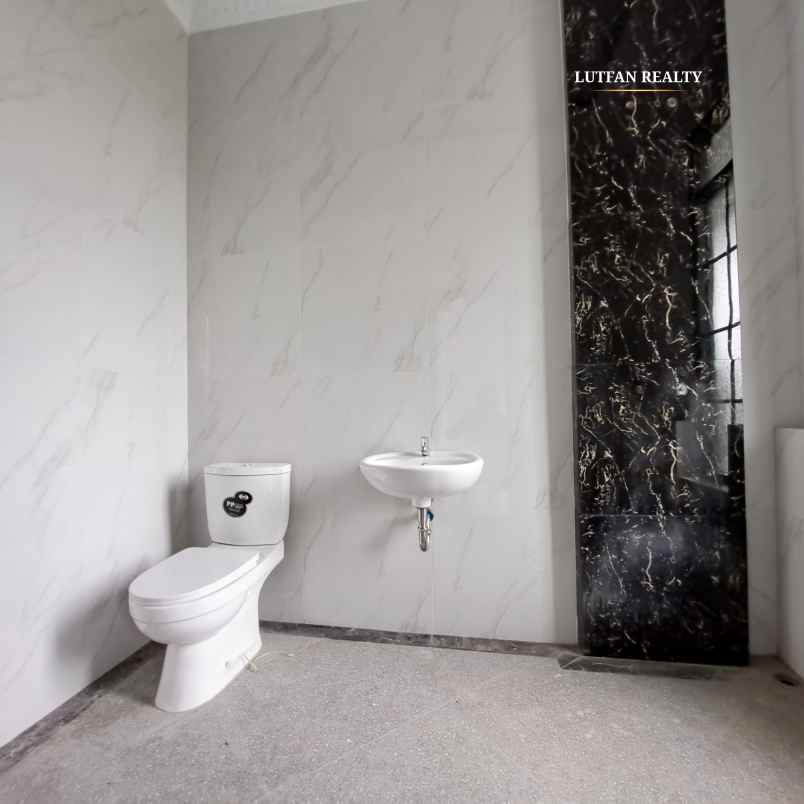 rumah 3 lantai jagakarsa dekat stasiun