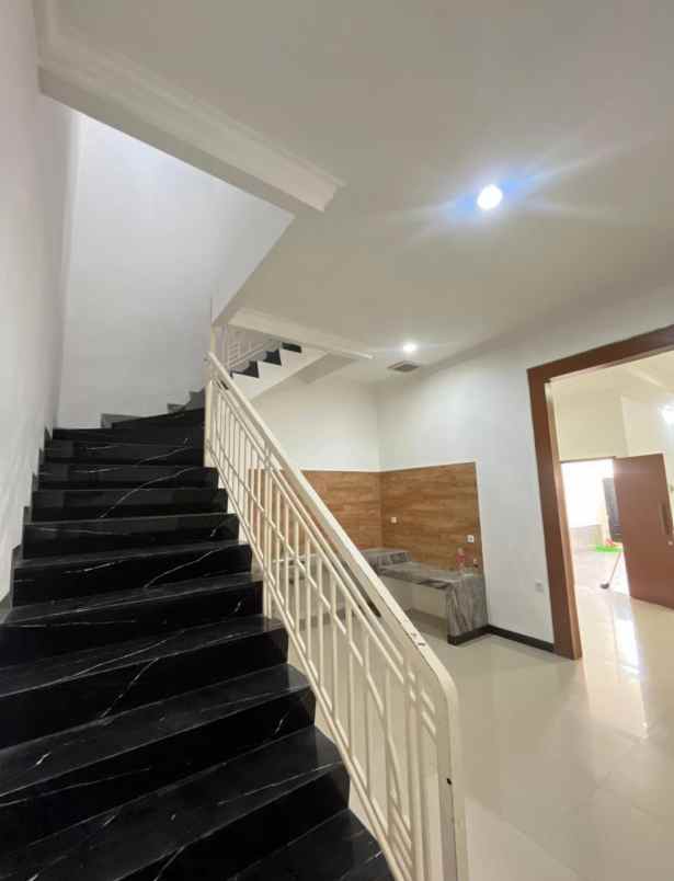 rumah baru modern di griya bintara indah 2 lantai 4 kt