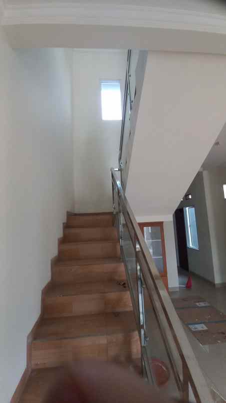 rumah dua lantai di kota bekasi