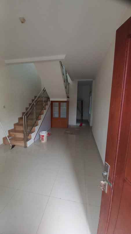rumah dua lantai di kota bekasi