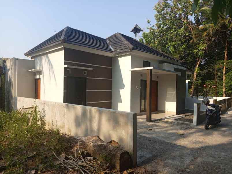 rumah hook dengan 2 akses jalan dan taman dekat umy