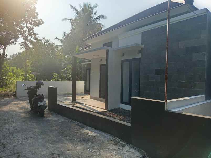 rumah hook dengan 2 akses jalan dan taman dekat umy