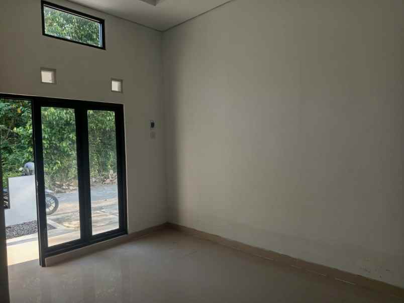 rumah hook dengan 2 akses jalan dan taman dekat umy