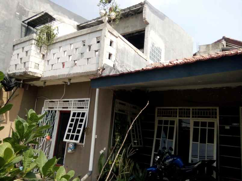 rumah jl kemiri beji depok jawa