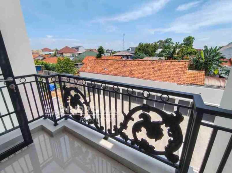 rumah keren megah di dekat kawasan gdc depok fry