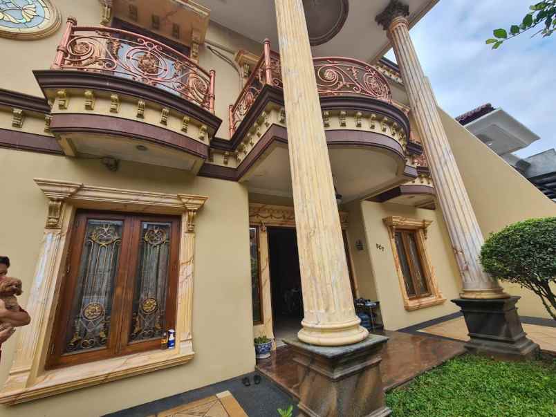 rumah klasik di harapan indah regency bekasi