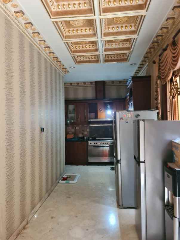 rumah klasik di harapan indah regency bekasi