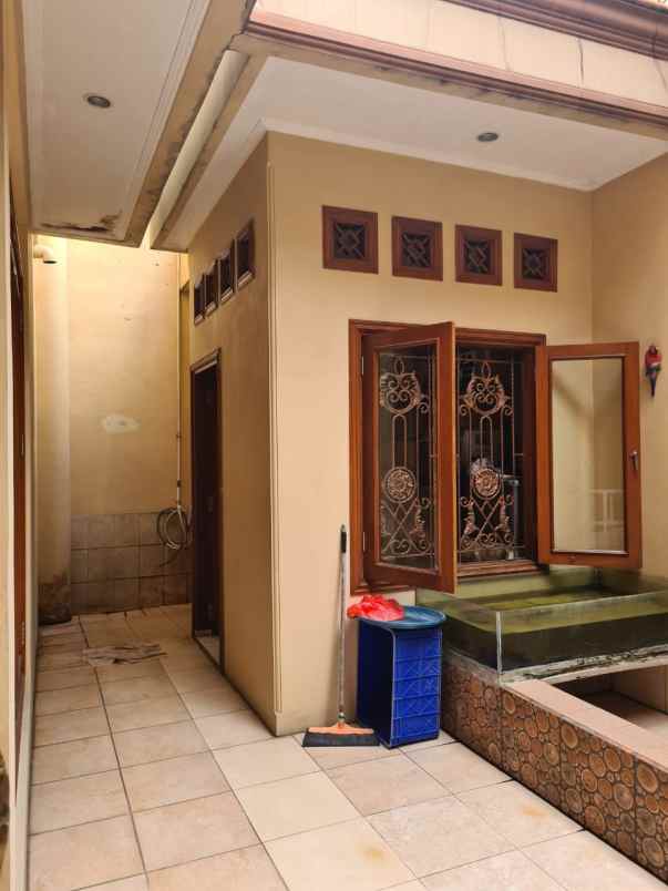 rumah klasik di harapan indah regency bekasi