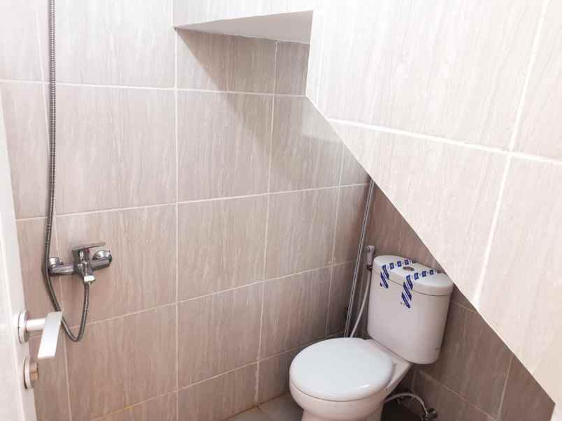 rumah manis tampak mewah di kawasan cinere depok