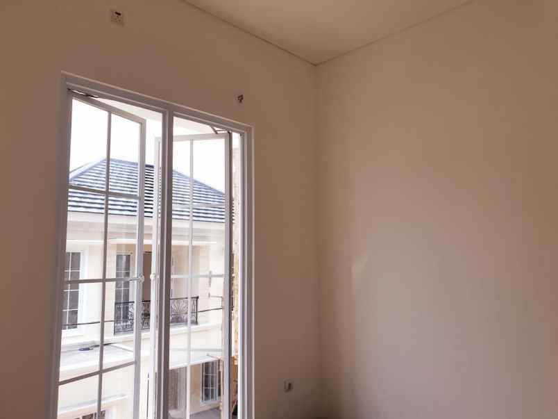 rumah manis tampak mewah di kawasan cinere depok