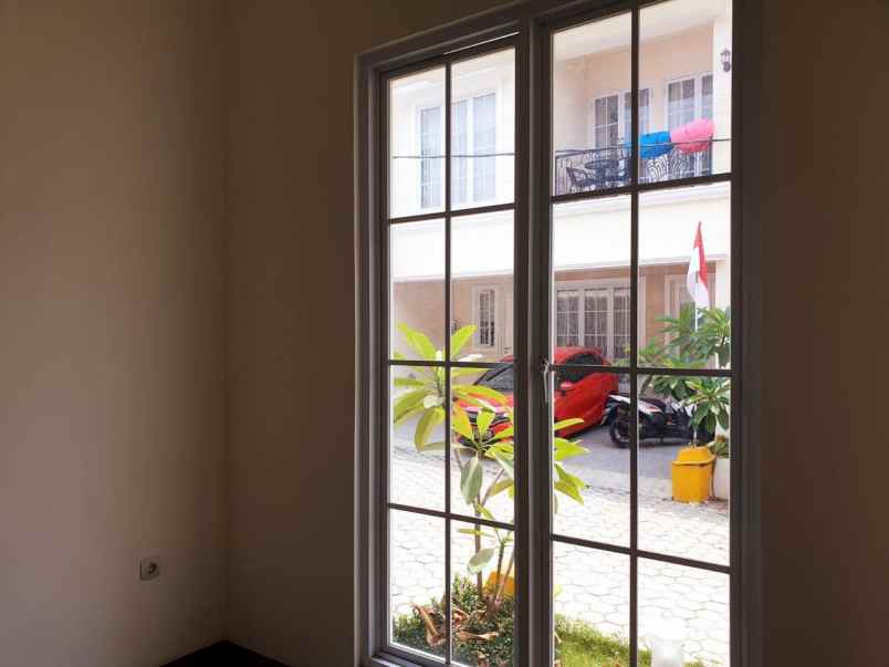 rumah manis tampak mewah di kawasan cinere depok