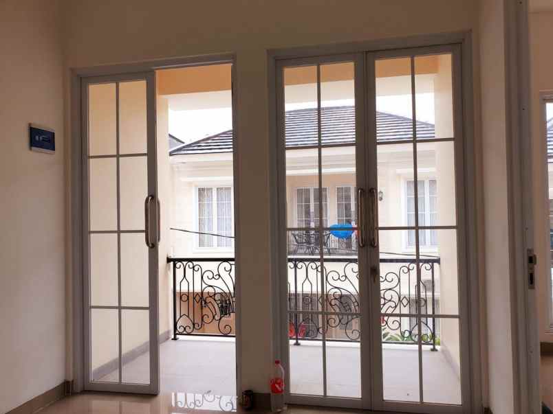 rumah manis tampak mewah di kawasan cinere depok