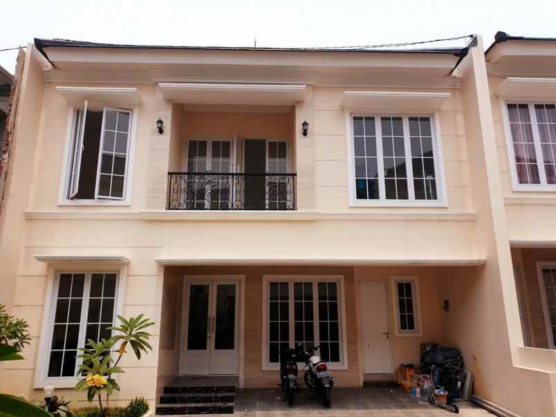 rumah manis tampak mewah di kawasan cinere depok