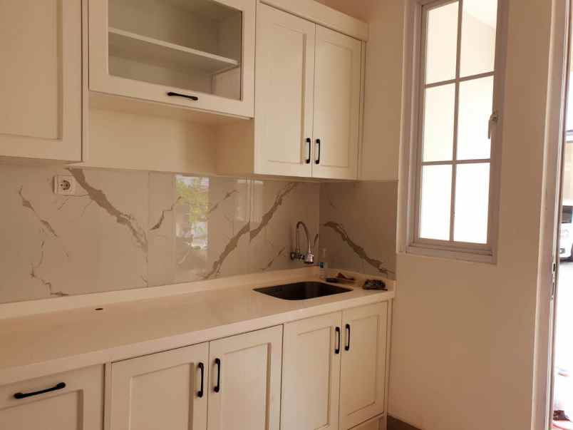 rumah manis tampak mewah di kawasan cinere depok