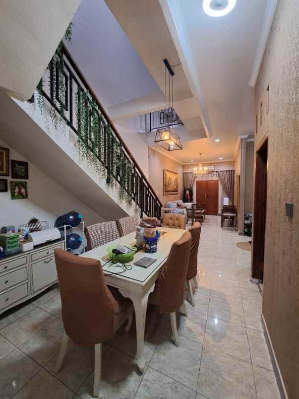 rumah mewah 2 lantai semi furnish 10 menit tol bekasi