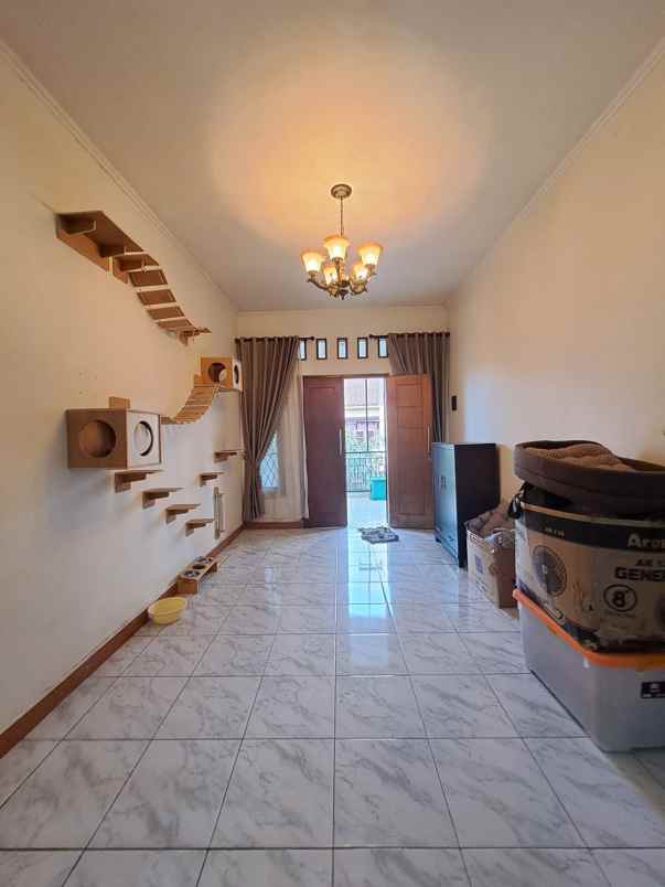 rumah mewah 2 lantai semi furnish 10 menit tol bekasi