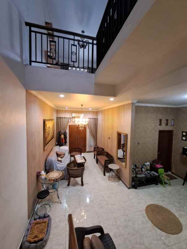rumah mewah 2 lantai semi furnish 10 menit tol bekasi