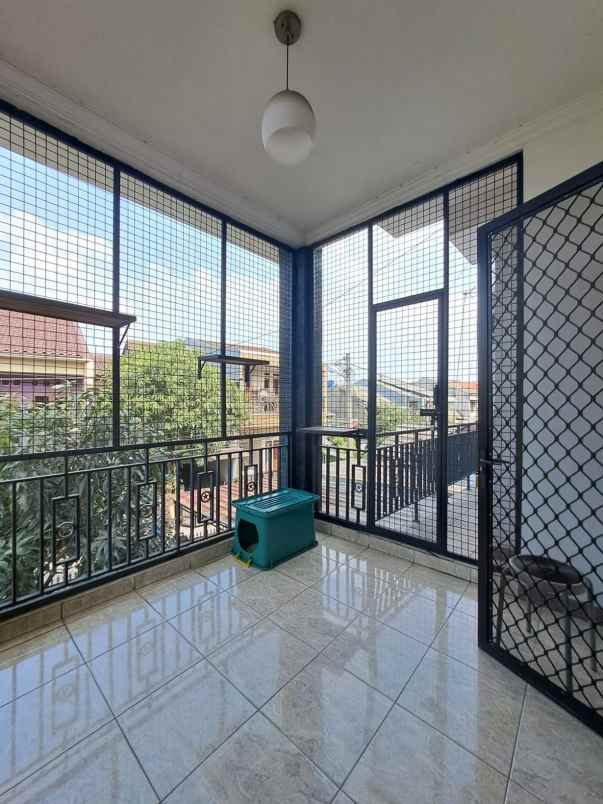 rumah mewah 2 lantai semi furnish 10 menit tol bekasi