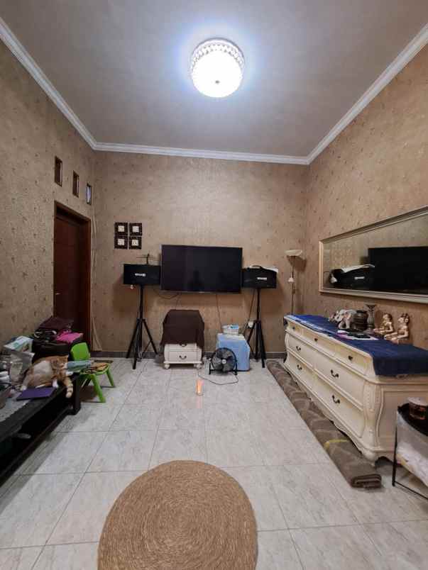 rumah mewah 2 lantai semi furnish 10 menit tol bekasi