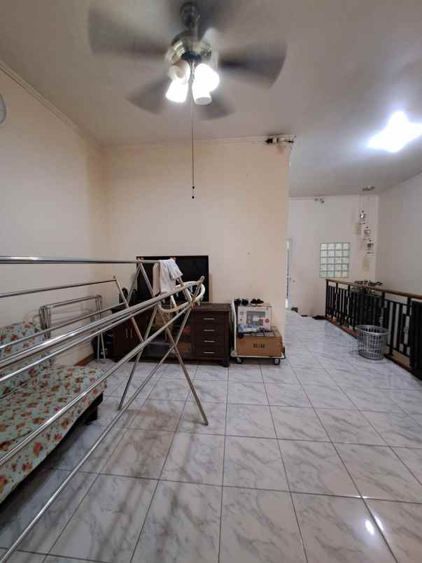 rumah mewah 2 lantai semi furnish 10 menit tol bekasi