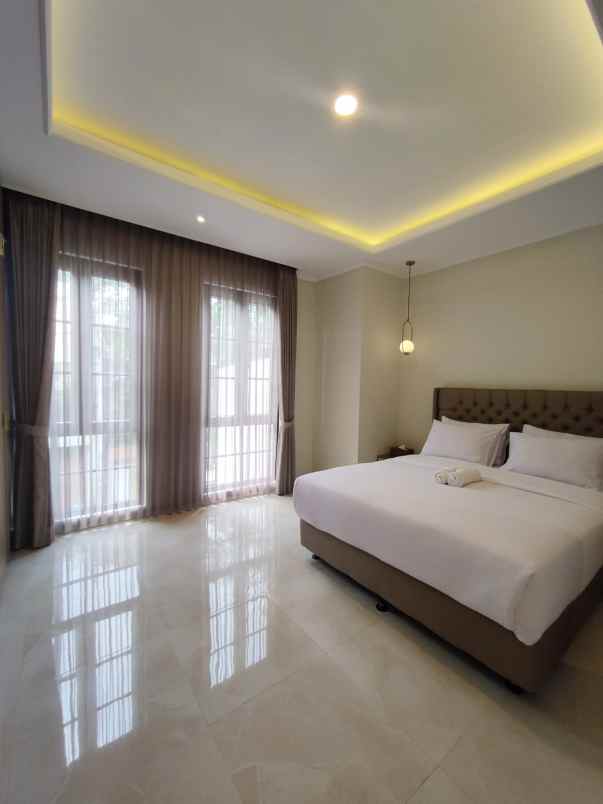 rumah mewah american classic dengan private pool