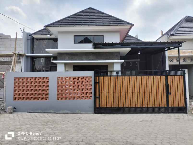 rumah modern limasan dekat sd model sleman