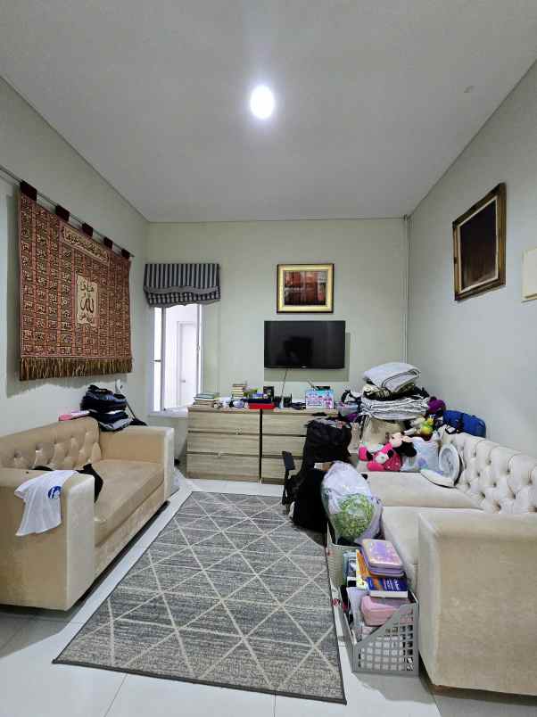 rumah second di metland menteng cakung