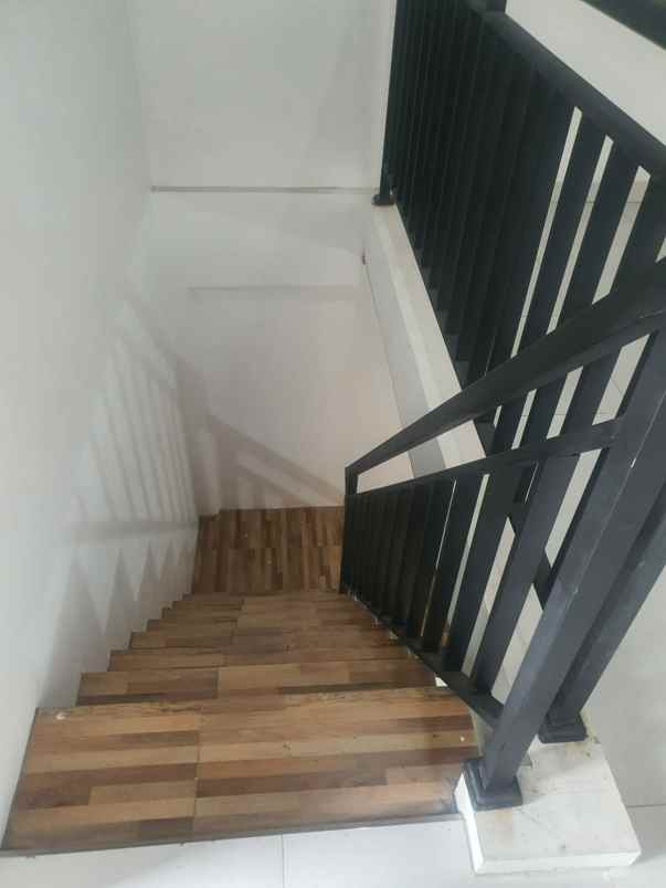 rumah siap huni 2 lantai dekat halim