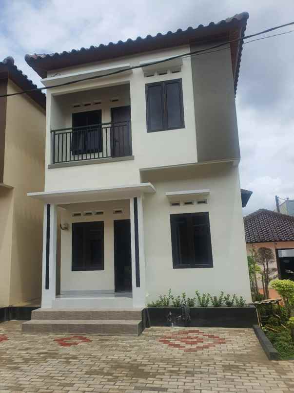 rumah siap huni 2 lantai dekat halim