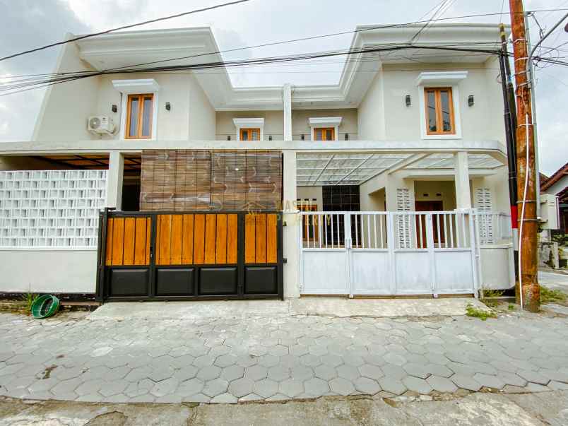 rumah siap huni 2 lantai full furnish dekat kampus upn