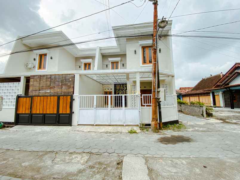 rumah siap huni 2 lantai full furnish dekat kampus upn