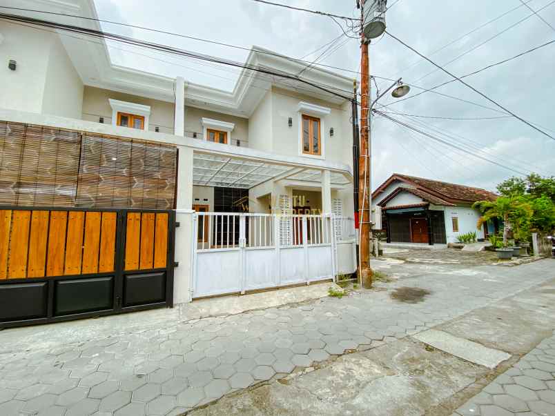 rumah siap huni 2 lantai full furnish dekat kampus upn
