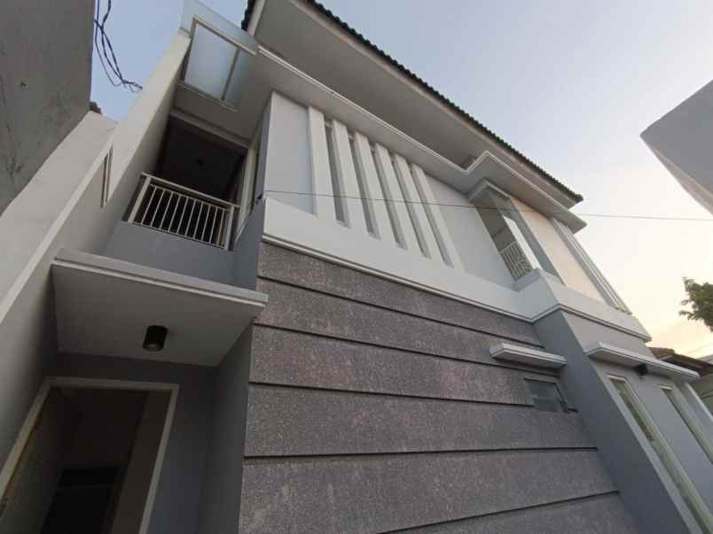 rumah sutorejo tengah strategis pln 1300 watt