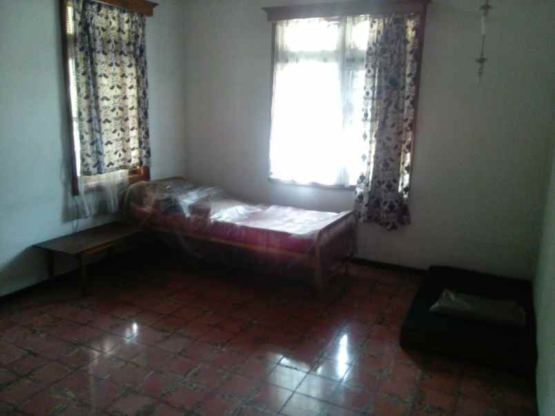 rumah tepi jalan dekat rumah