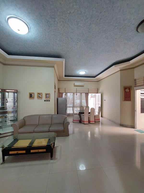 rumah terawat di araya 1 surabaya row jalan 3 mobil