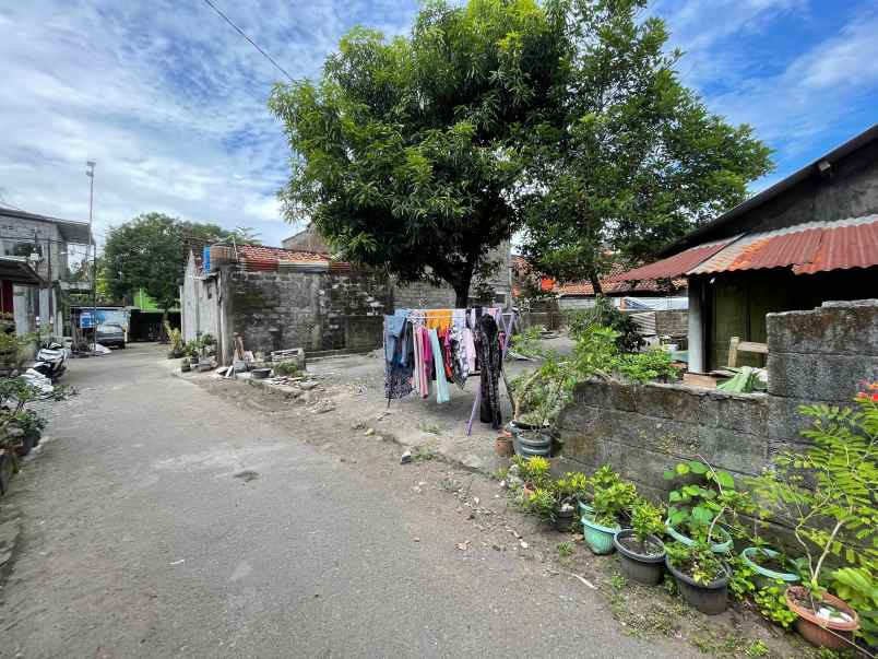 selatan pasar gentan tanah jakal km 9 lingkungan kos